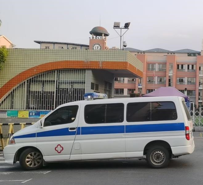 潮南救护车出租护送骨折病人一公里多少钱